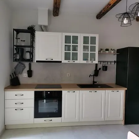 Tinjarosa Apartman Mundanije